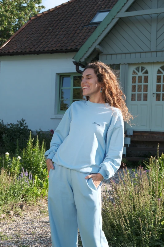 Bluza bez kaptura jasny błękit cała sylwetka